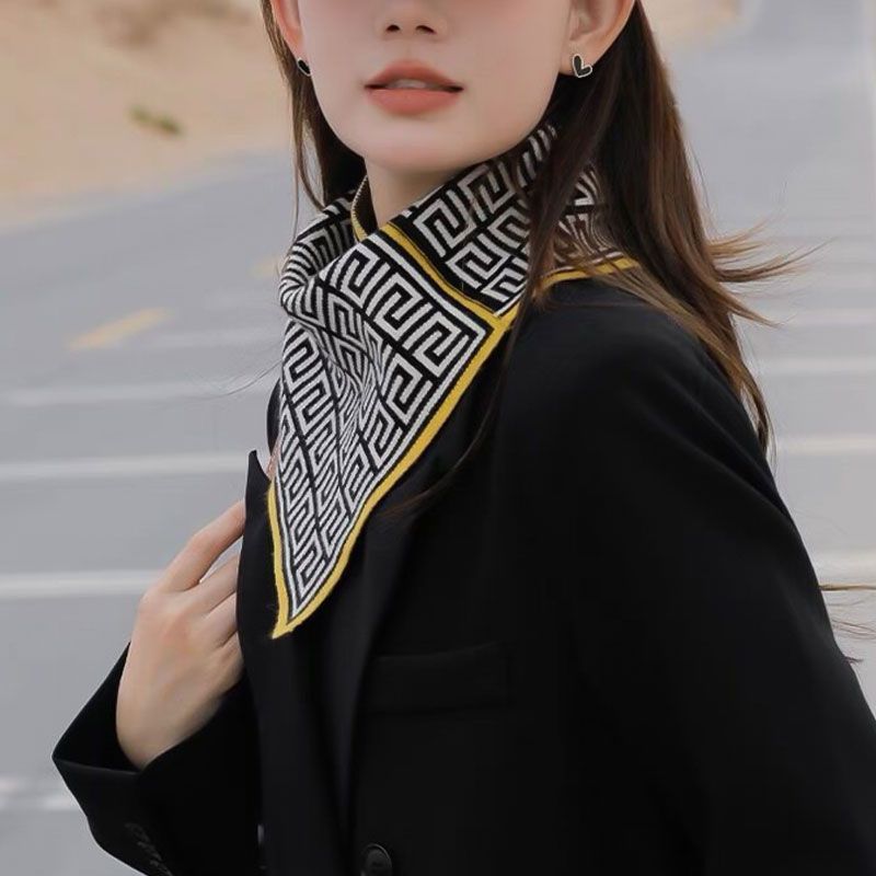 Un beau cadeau pour elle! Foulard triangle délicat