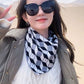 Un beau cadeau pour elle! Foulard triangle délicat