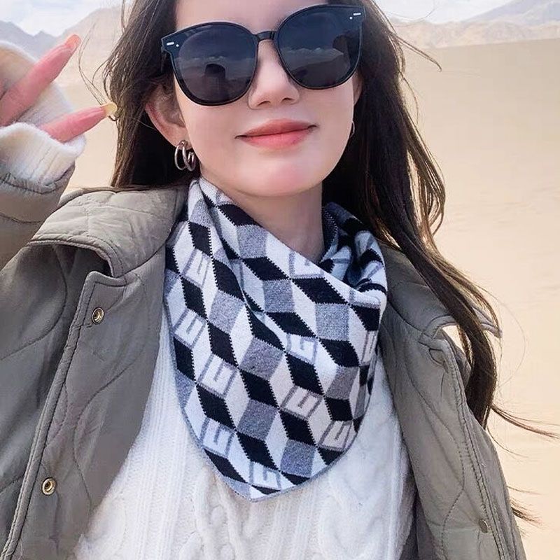 Un beau cadeau pour elle! Foulard triangle délicat