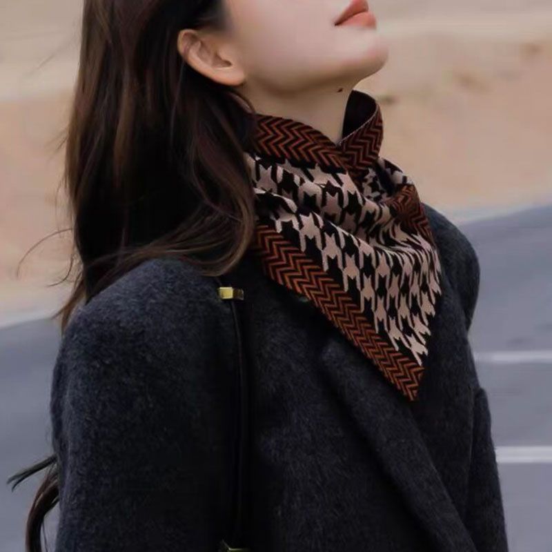 Un beau cadeau pour elle! Foulard triangle délicat
