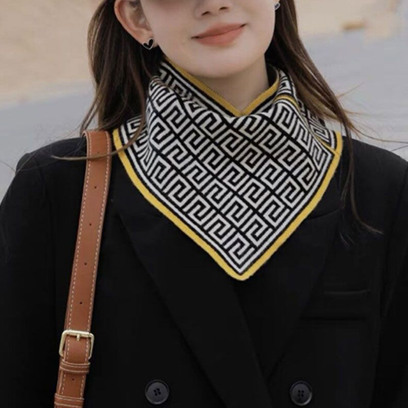 Un beau cadeau pour elle! Foulard triangle délicat