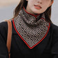Un beau cadeau pour elle! Foulard triangle délicat