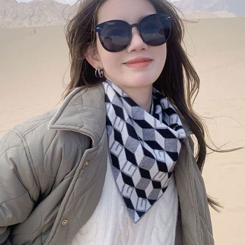 Un beau cadeau pour elle! Foulard triangle délicat